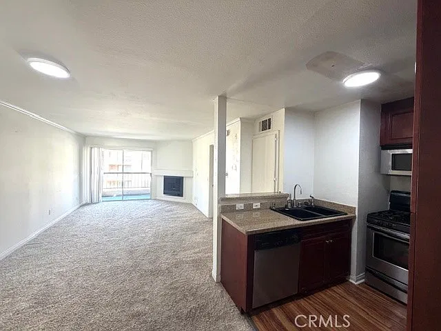 1 bed, 690 sqft, $2,150 — Photo 3