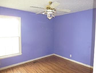 5th image of 433 Amquiwood Ct