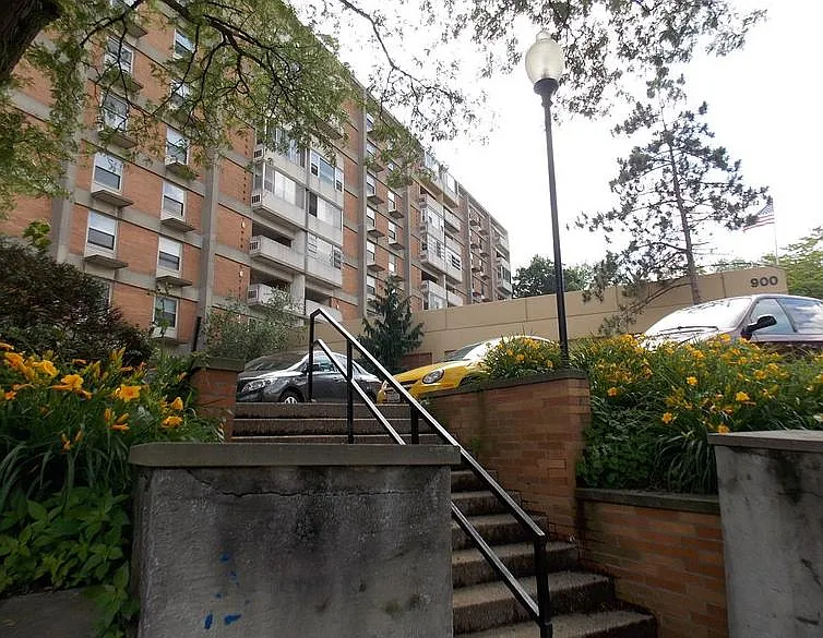 Highland Towers — Photo 4
