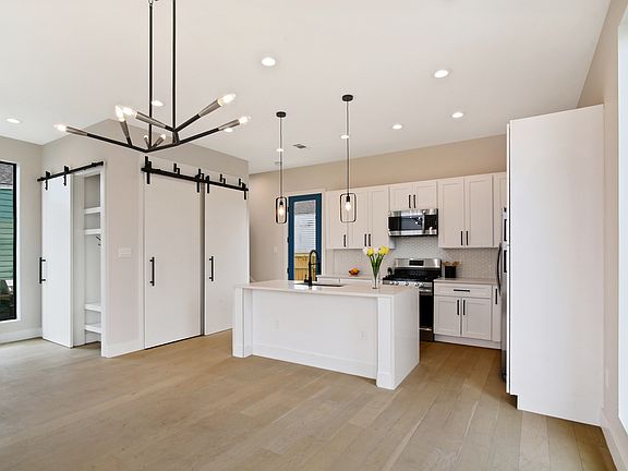 5th image of 411 Toledano St