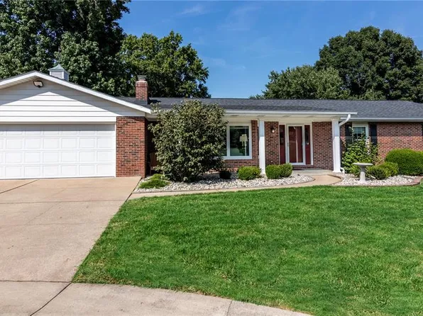 4 Scenic Dr, Washington, MO 63090