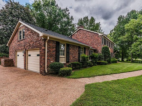 3rd image of 1249 E Hickory Springs Ct