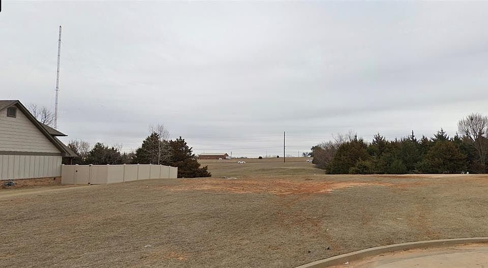 2nd image of 2707 Woodlawn Ct #8