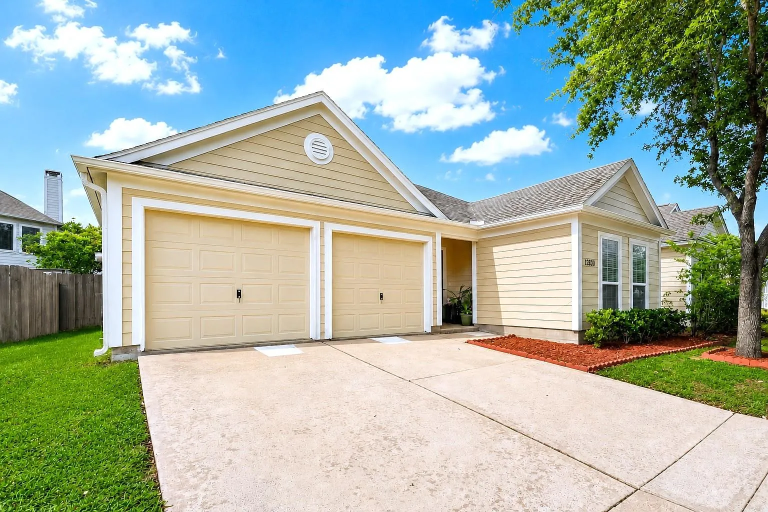 3 bed, 2.0 bath, 1958 sqft, $2,100 — Photo 2