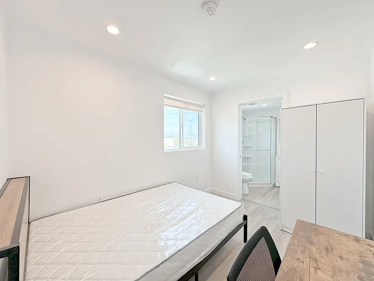 1363 1/2 W 35th St #9 — Photo 27