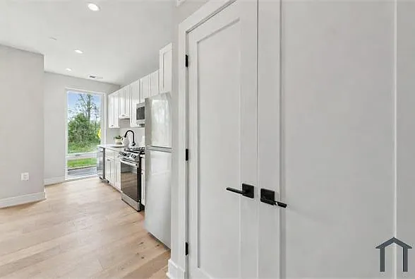 2 bed, 873 sqft, $2,500 — Photo 2