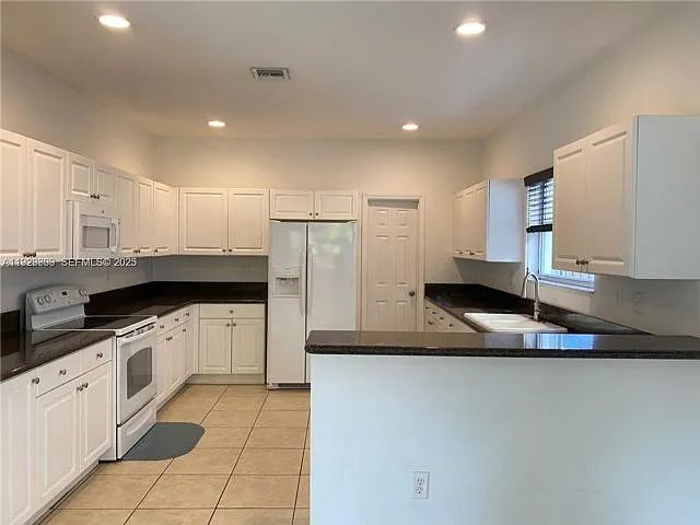 3616 NE 3rd Ct — Photo 5