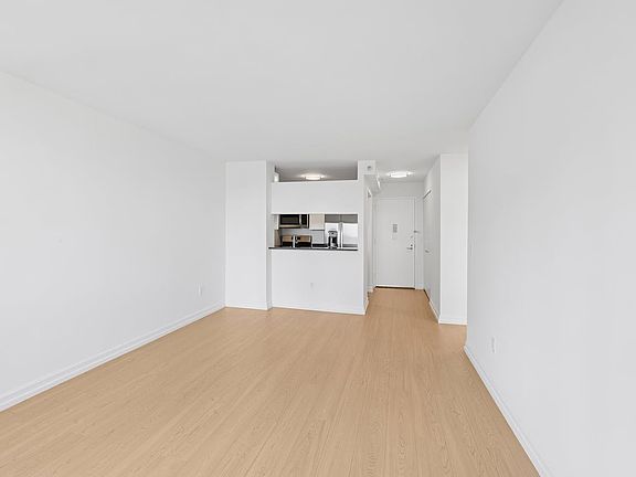 5th image of 420 W 42nd St APT 26C