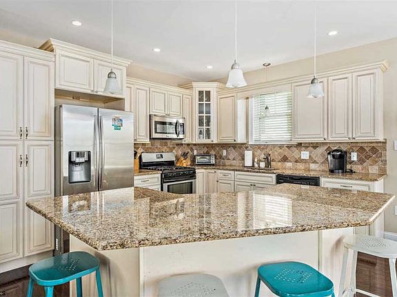 5th image of 612 Central Ave #1