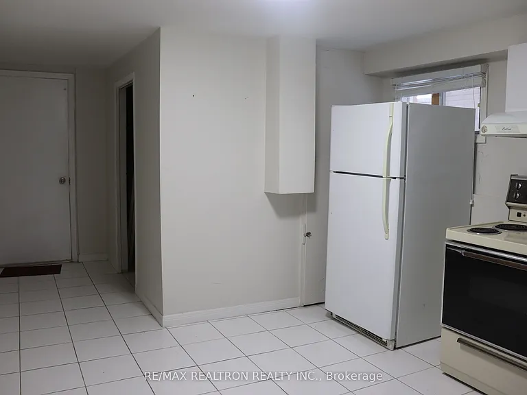 122 Copperwood Sq — Photo 2