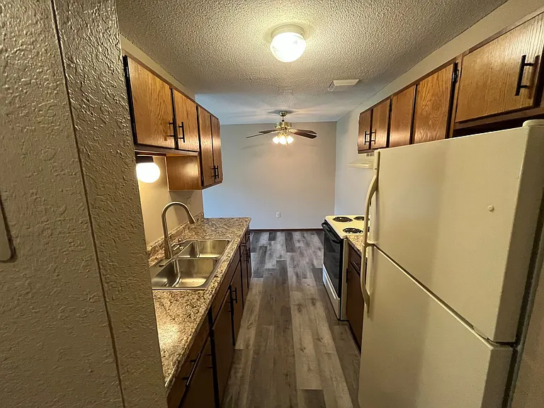 Oakridge Apartments — Photo 28