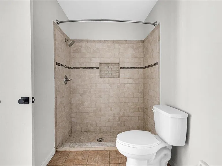 1097 SW McDevitt Ave — Photo 7