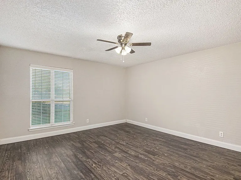 6915 W Cleburne Rd — Photo 13