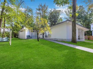 2 Hutchinson Ct, Great Neck, NY 11023