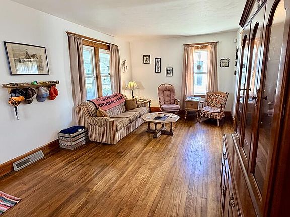 4th image of 702 Union St