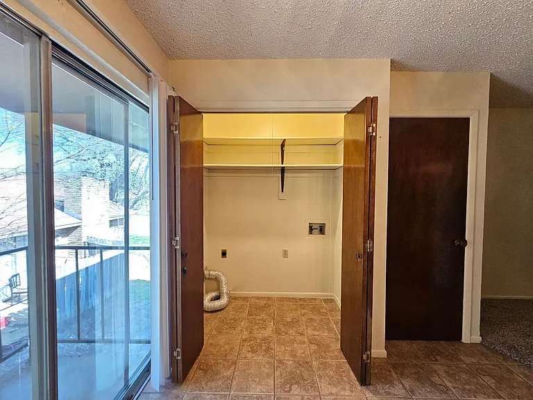 206 W Mockingbird Ln #D — Photo 18