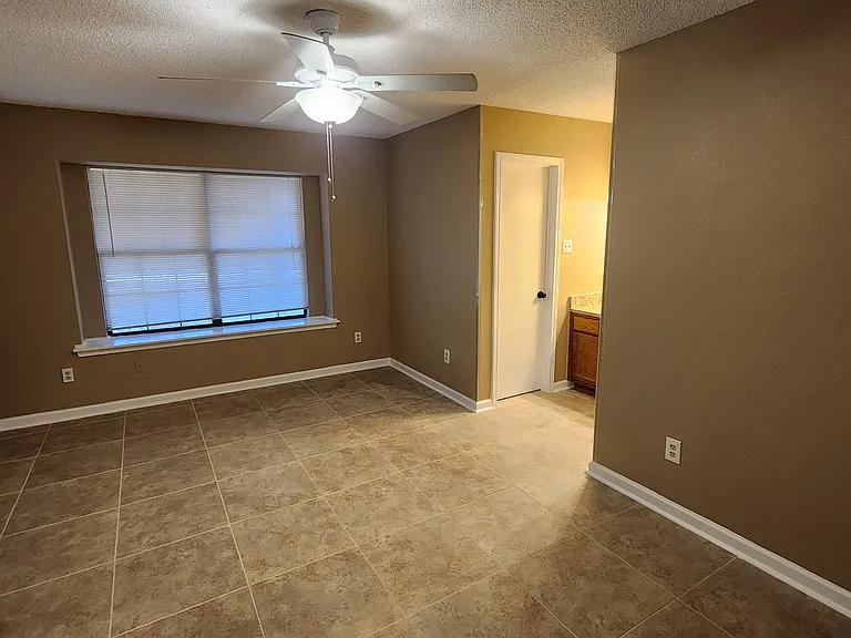 7713 Creek Wood Dr — Photo 10