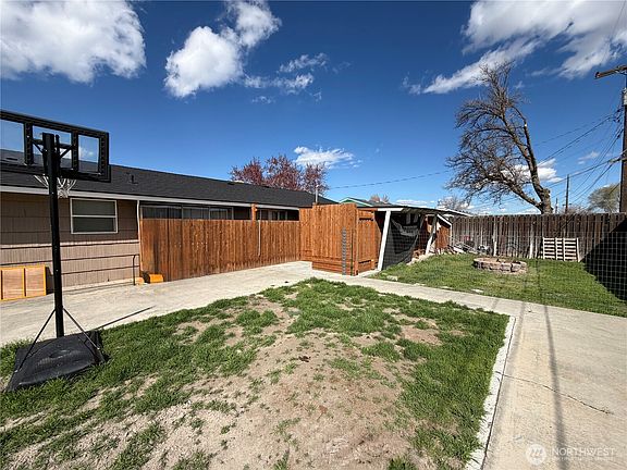 3rd image of 305 N Earl Road