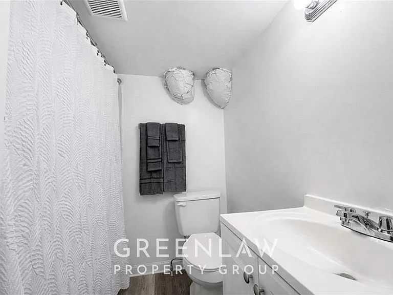 1944 Lyle Ave — Photo 36