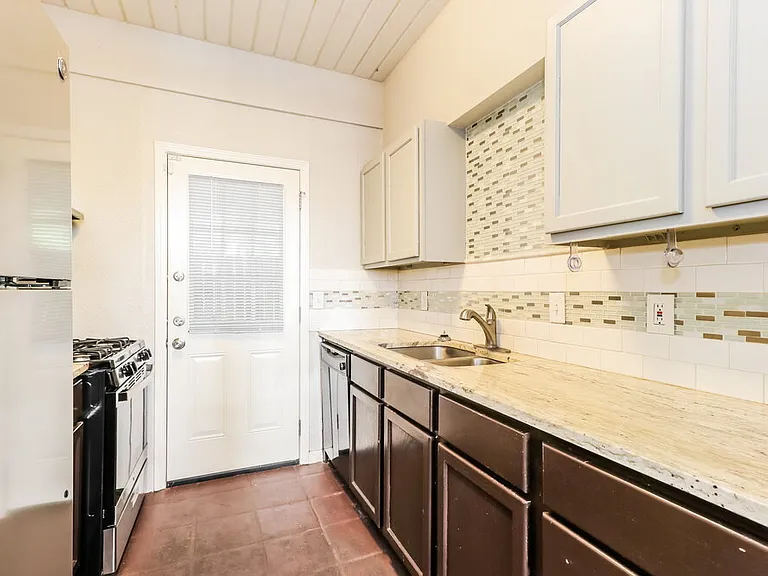 2 Lakeway St — Photo 11