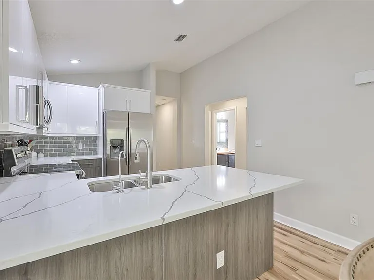 2331 W Chestnut St — Photo 14