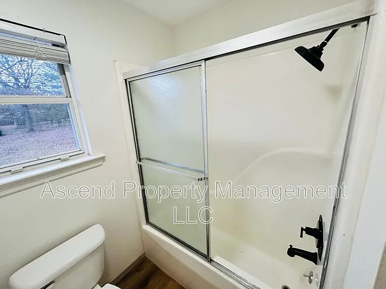370 Julian Rd — Photo 12