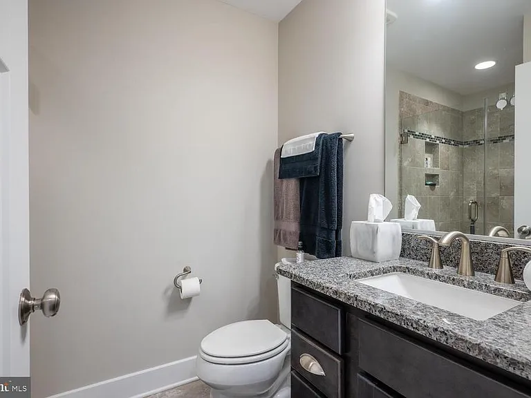 1126 N Stuart St — Photo 15