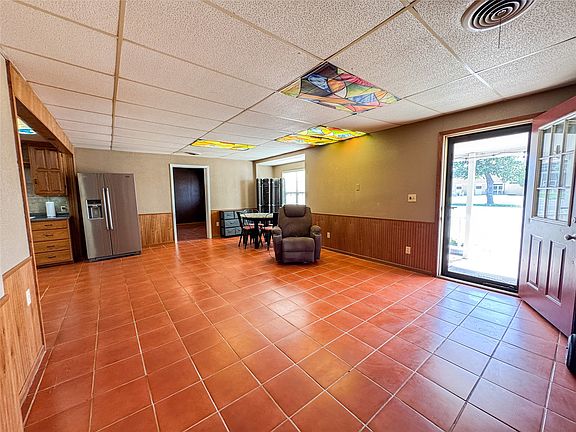 4th image of 705 N Ave E