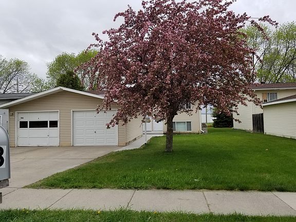 Large front yard, garage and dirveway parking