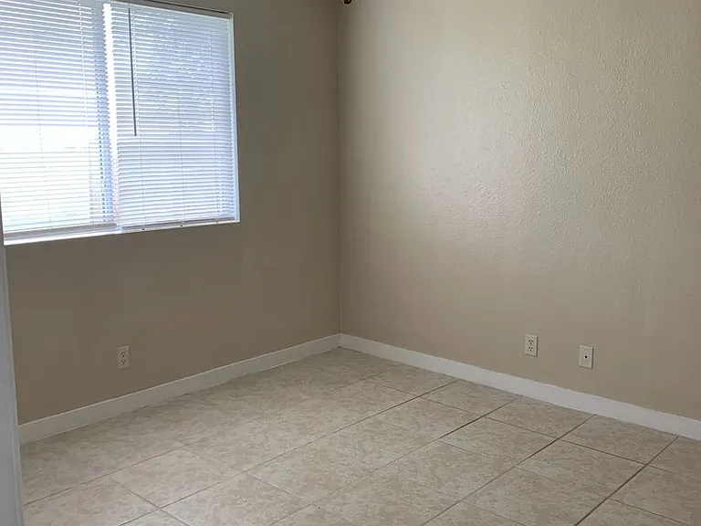 203 Hunters Ln — Photo 2