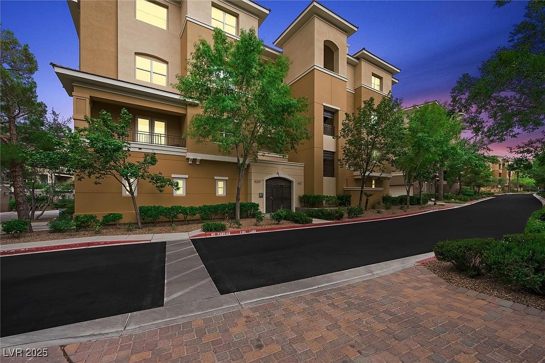 9207 Tesoras Dr UNIT 302