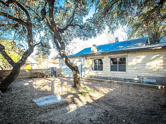 2nd image of 1009 W Johanna St #A