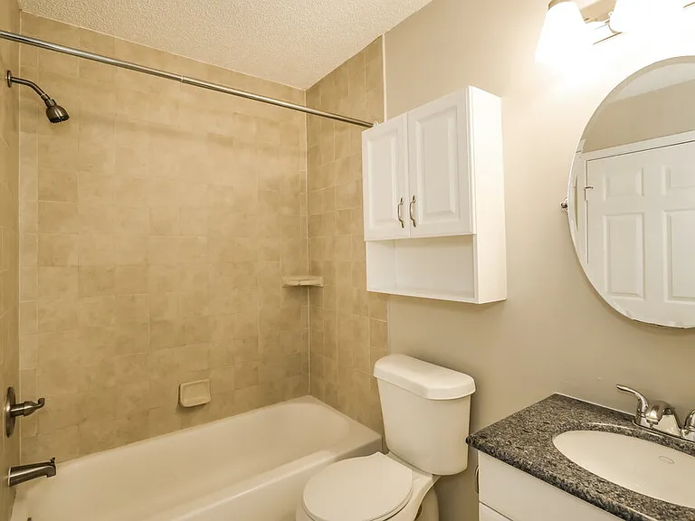 653 Staffordshire Dr E — Photo 13