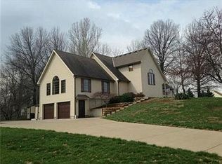 601 Maple Ln, Lansing, KS 66043