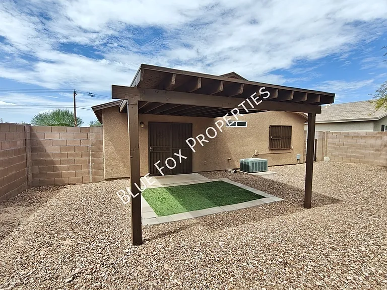 100 E Medina Rd — Photo 19
