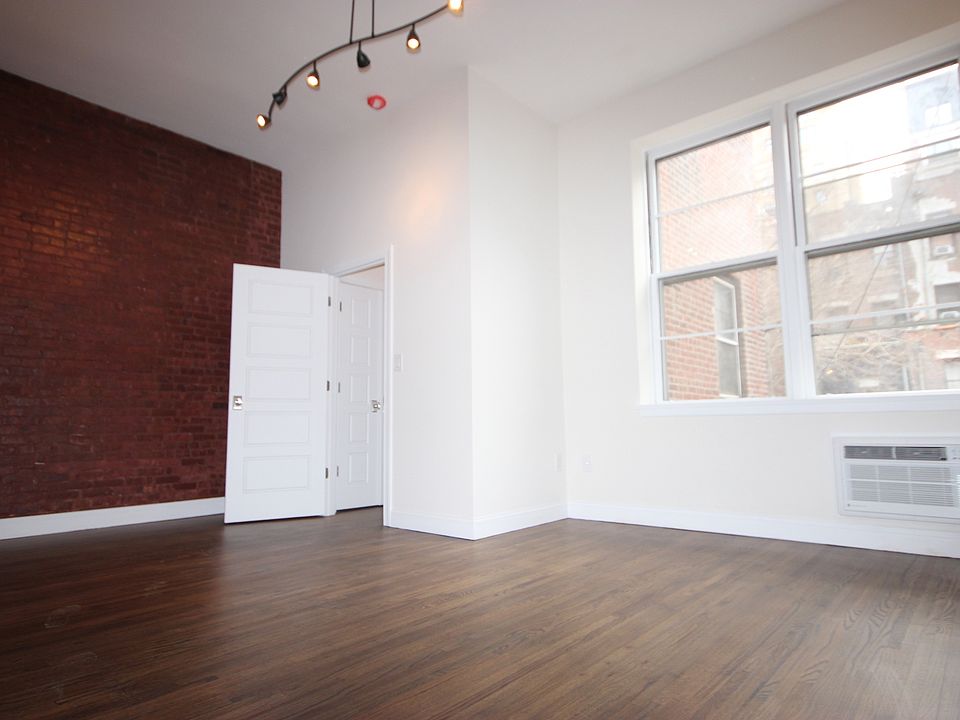 1st image of 264 W 77th St