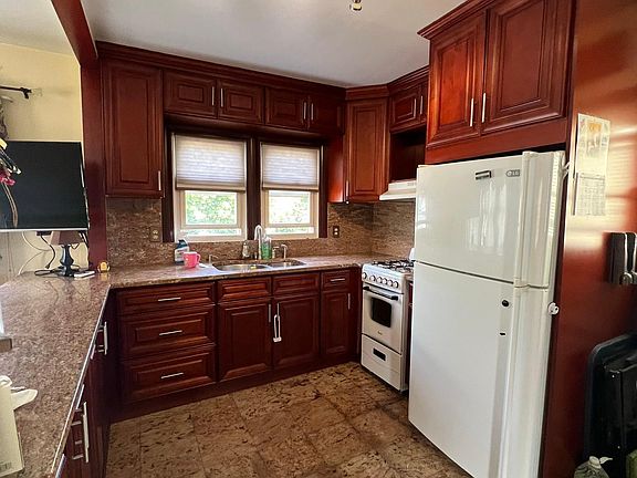 4th image of 45-21 Auburndale Ln #2
