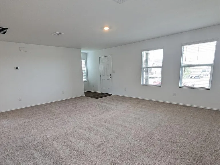 152 Avre Loop — Photo 3