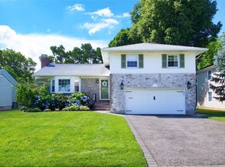 8 Fair Ct, Garden City, NY 11530