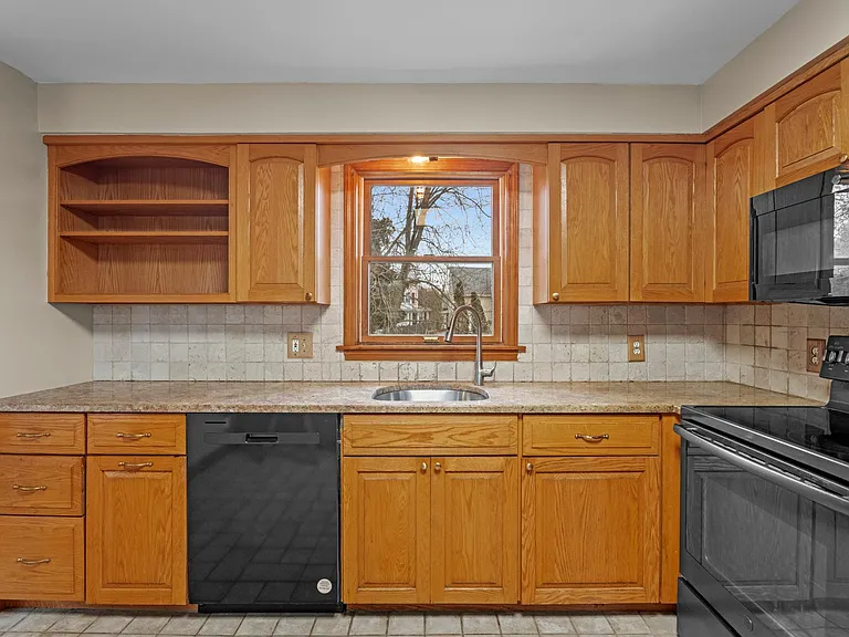 62 Brookside Ave E — Photo 15
