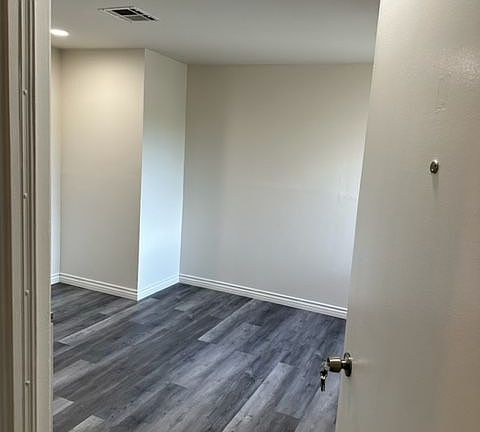 3rd image of 11231 Oxnard St APT 10