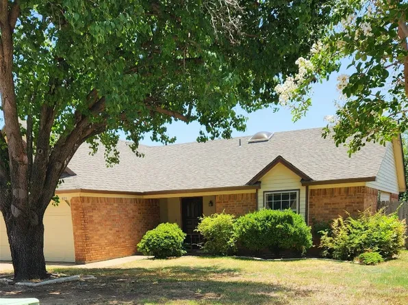 805 Norton Dr, Saginaw, TX 76179