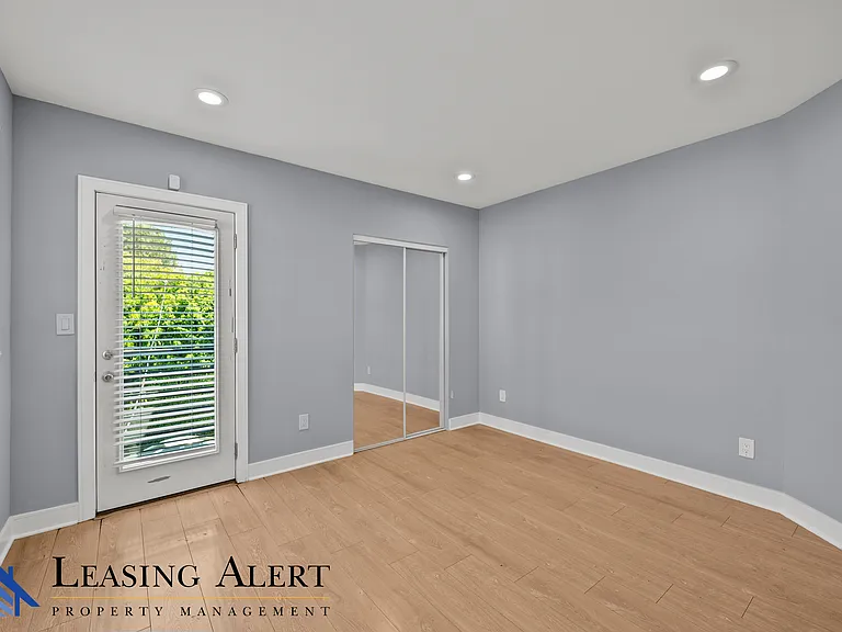 1957 1/2 Vista Del Mar Ave — Photo 14