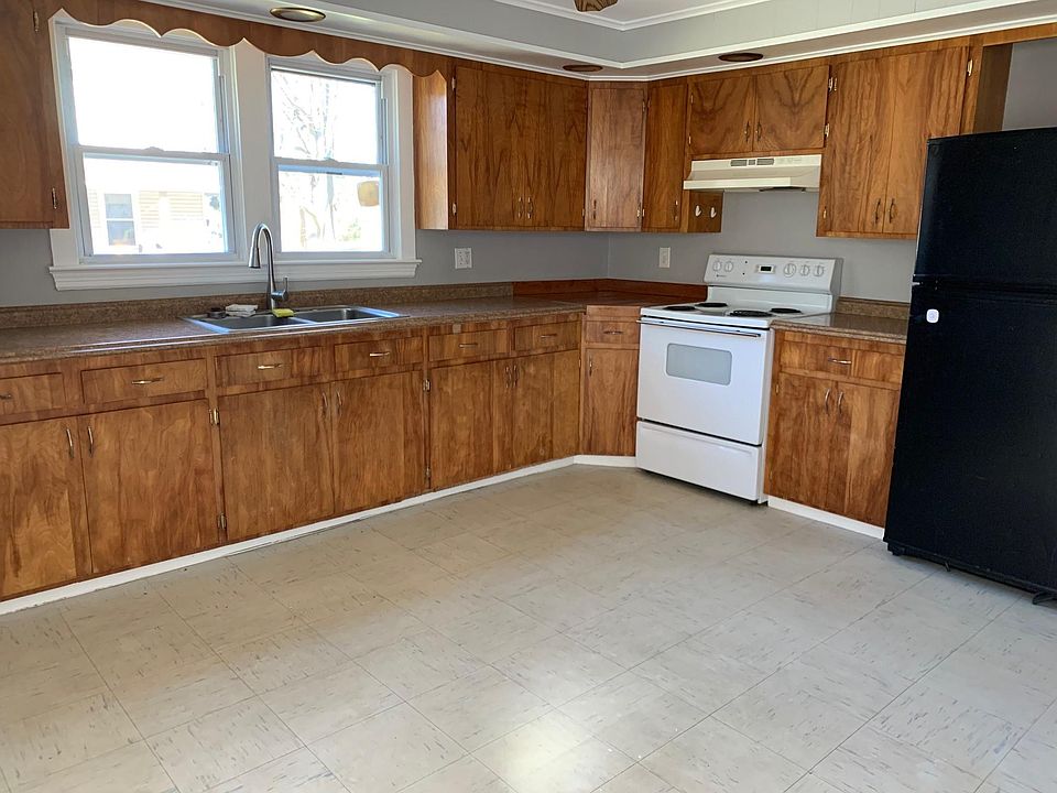 2nd image of 113 Pleasant St
