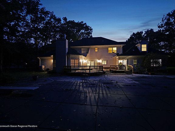 4th image of 1985 Leonard Dr