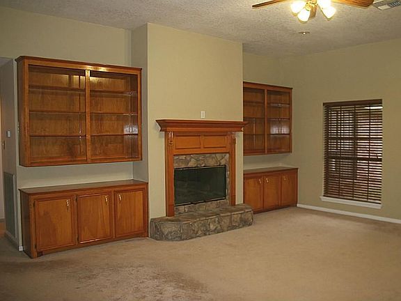 20 x18 Living Room with Tall Ceilings Gas Logs in the Fire Place. Warm Colors in the Living Room