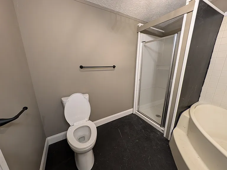 32x32 shower with door