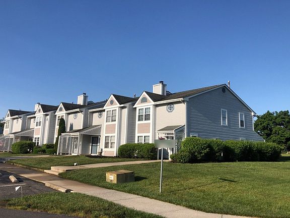 2nd image of 630 E Chancery Ln