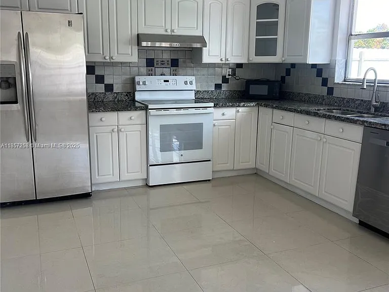 2601 Acapulco Dr — Photo 4