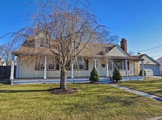 137 Maplecrest Dr, Pawtucket, RI 02861